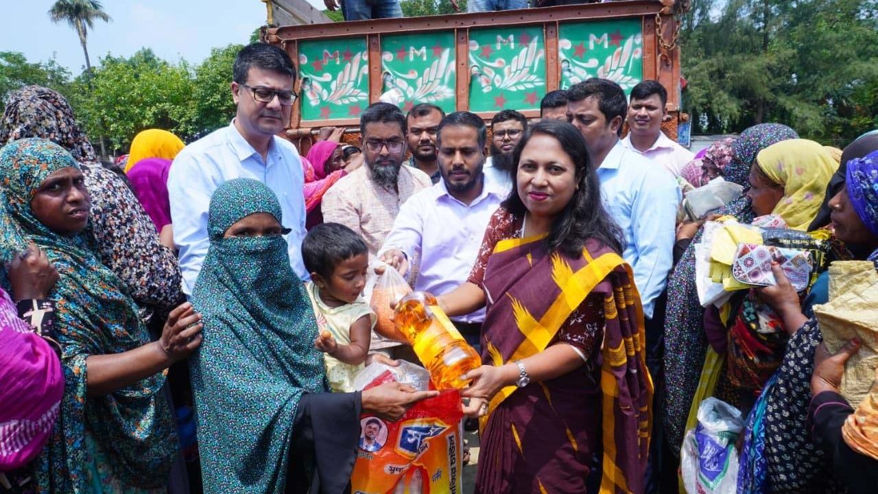 শেরপুরে টিসিবি ট্রাকসেল পণ্য বিক্রয় কার্যক্রমের উদ্বোধন করলেন ডিসি