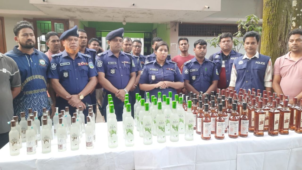 গাজীপুরে পাচারের পথে নকলায় ১০৮ বোতল ভারতীয় মদ জব্দ, আটক ৩
