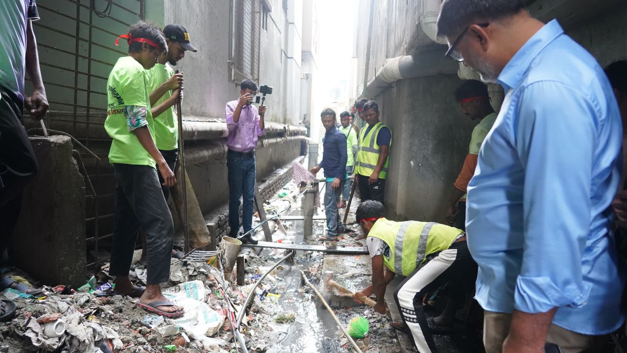 ময়মনসিংহে ড্রেন দখল করে ভবন নির্মাণ, সিটি করপোরেশনের অভিযান