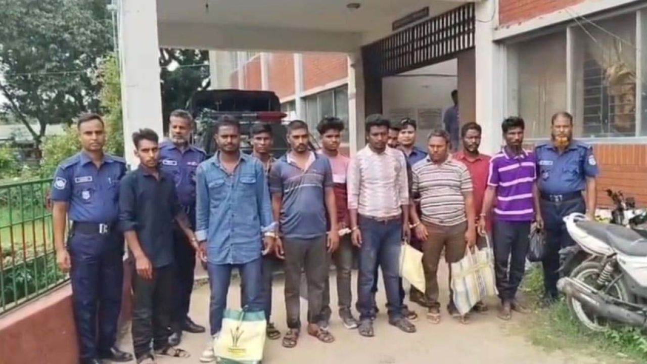 ভারতে আটক ১০ বাংলাদেশিকে হালুয়াঘাট বিজিবির কাছে হস্তান্তর