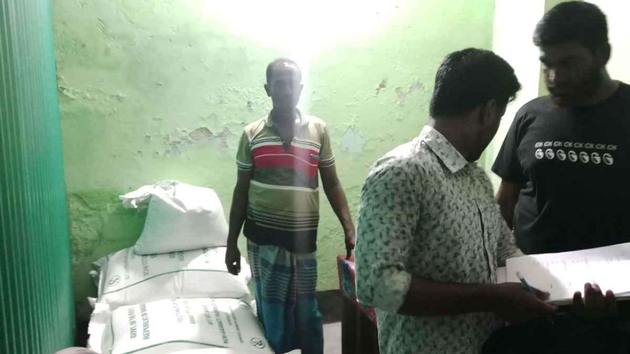 ইমাম&ndash;মুয়াজ্জিনদের জন্য বরাদ্দের ৬৩০ কেজি চাল মিলল জামায়াত নেতার বাড়িতে
