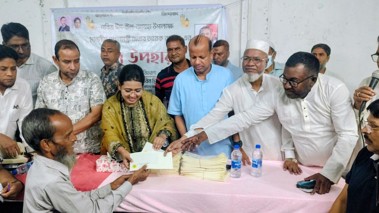 শেরপুরে প্রধানমন্ত্রীর ঈদ উপহার প্রদান করলেন ডাঃ পিয়াংকা এমপি 
