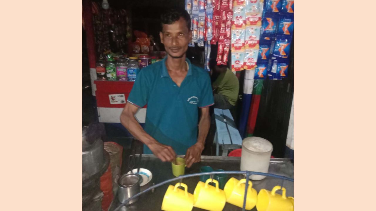 ময়মনসিংহের কাচারিঘাটের শ্রমজীবী রফিক ও তার চা স্টল