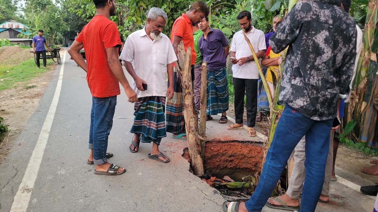 শেরপুরের চরশেরপুরে সড়কে গর্ত, ভোগান্তিতে পথচারীরা