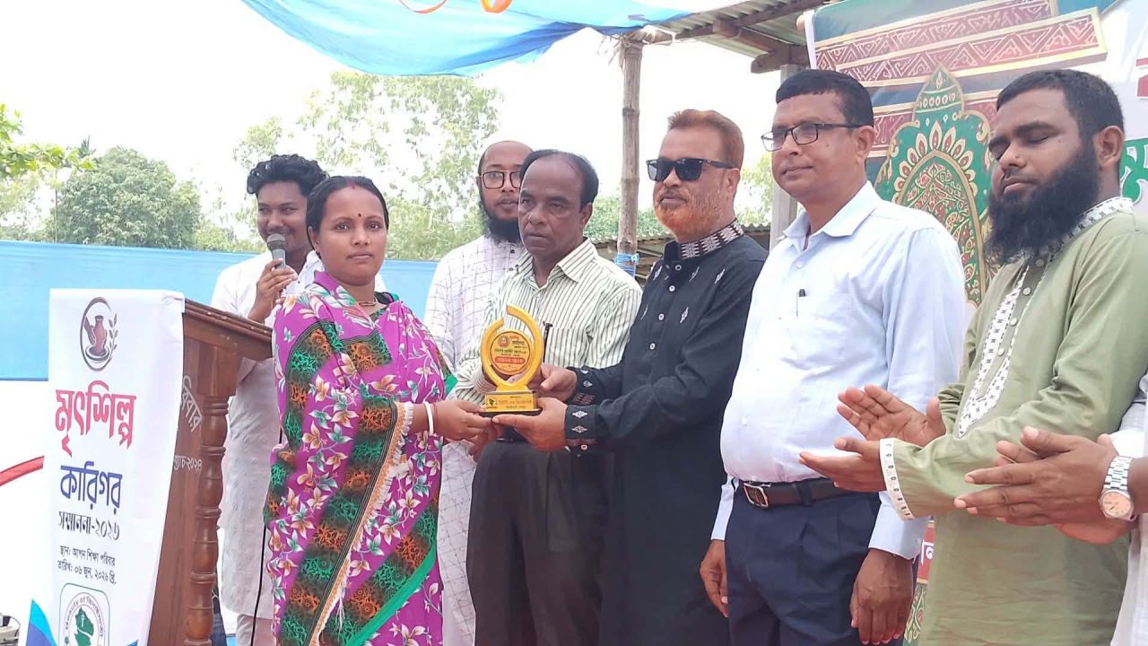 ঝিনাইগাতীতে ১৪টি মৃৎশিল্পী পরিবারকে সম্মাননা