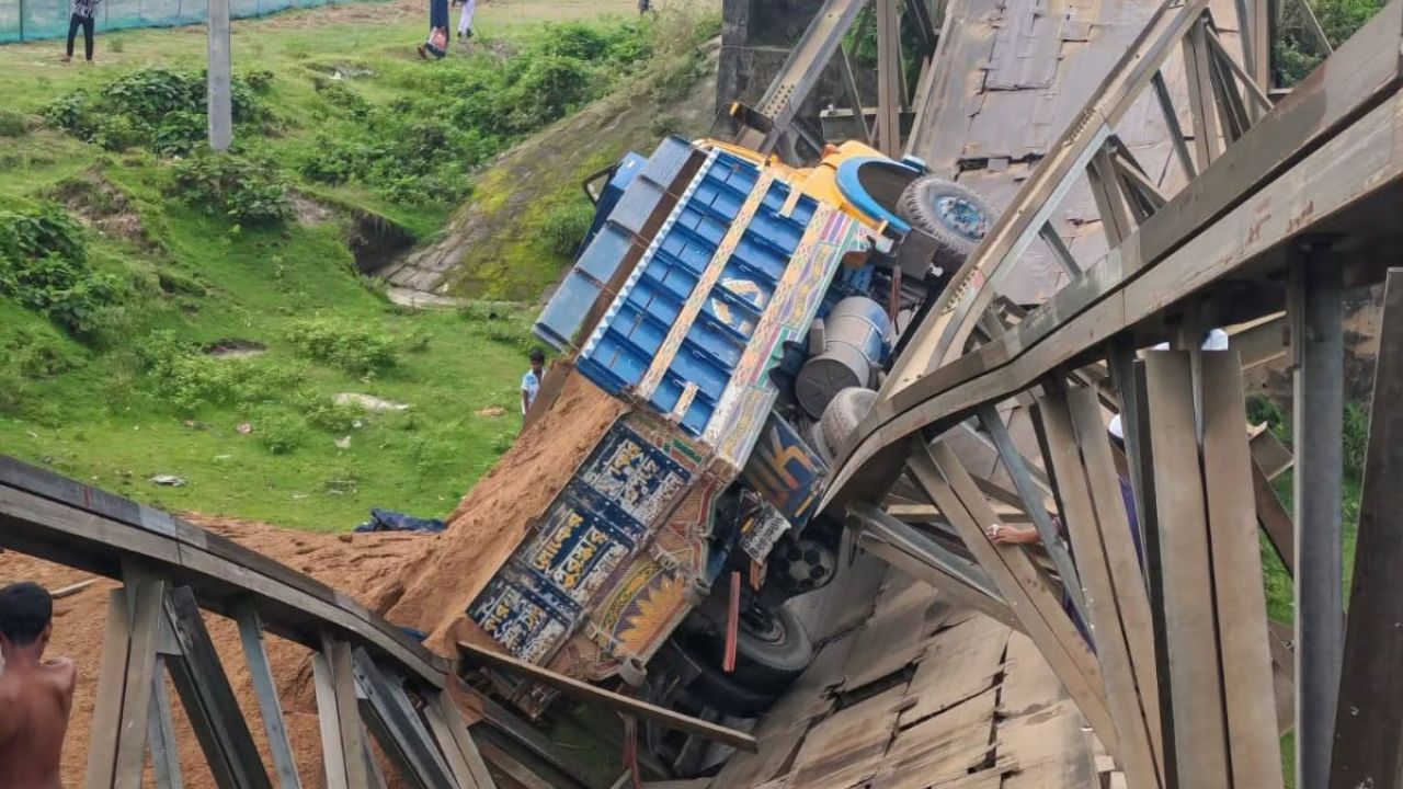 ধোবাউড়ায় বালুবাহী ট্রাকসহ ভেঙে পড়ল বেইলি ব্রিজ