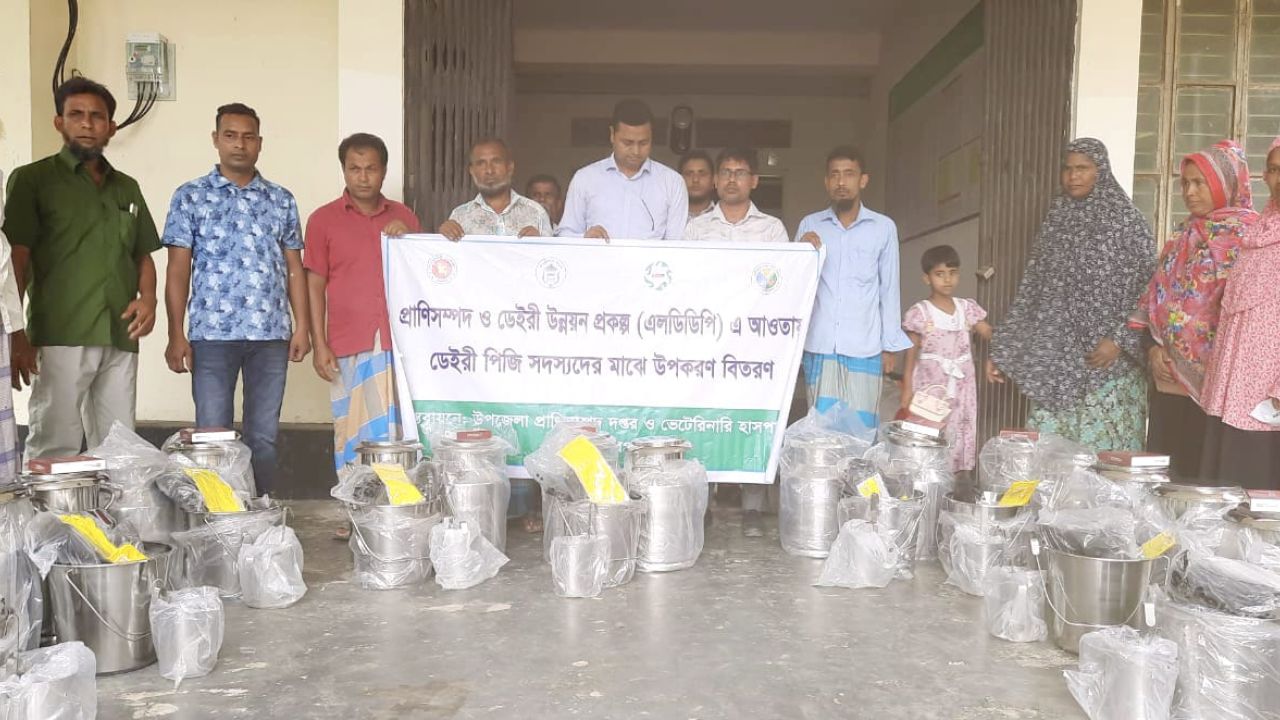 খামারিদের স্বাবলম্বী করতে নকলায় ৩৬০ জনের মাঝে ডেইরি উপকরণ বিতরণ