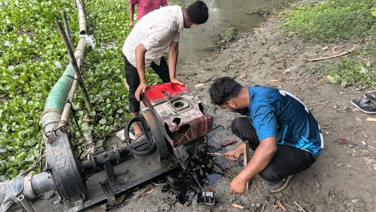 অবৈধভাবে বালু উত্তোলনের সময় বকশীগঞ্জে ড্রেজার মেশিন ধ্বংস