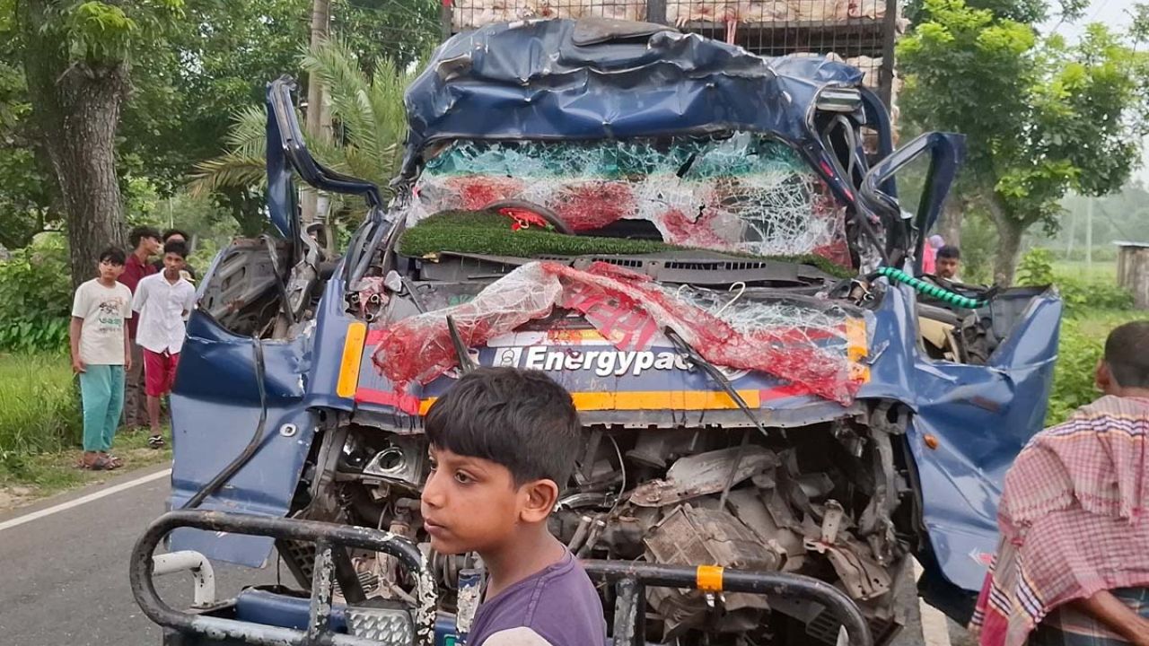 টাঙ্গাইলে ট্রাকে ধাক্কা দিয়ে দুমড়েমুচড়ে গেল পিকআপ, নিহত ৪