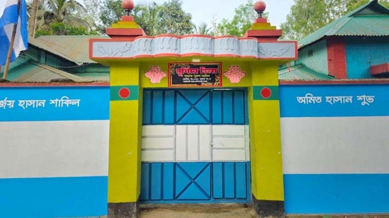 নালিতাবাড়ীতে আর্জেন্টিনা সমর্থকের বাড়ি পতাকায় মোড়ানো