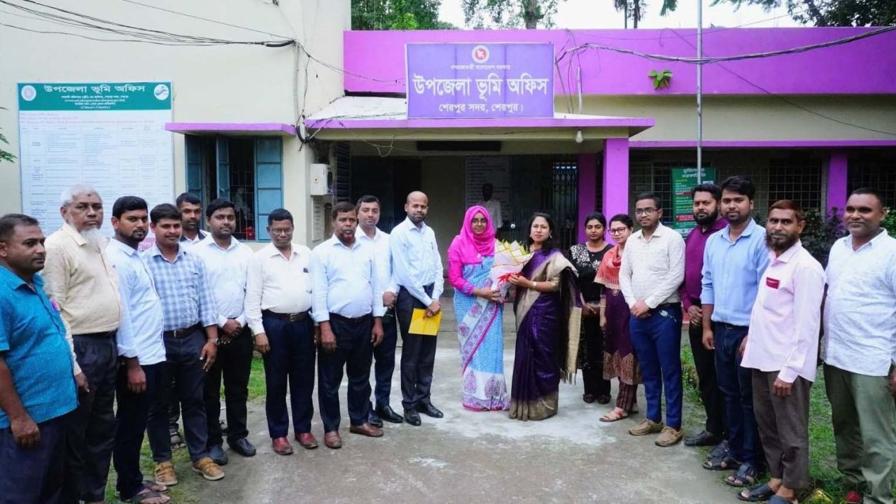 পৌর ভূমি অফিস ও শেরপুর পৌরসভা পরিদর্শন করলেন জেলা প্রশাসক
