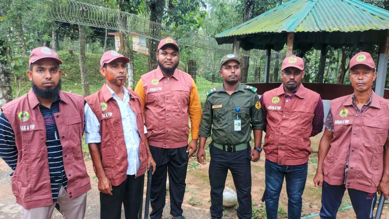 নালিতাবাড়ী সীমান্তে অবৈধ পুশইন প্রতিরোধে বিজিবিকে সহায়তায় আনসার ভিডিপি সদস্য