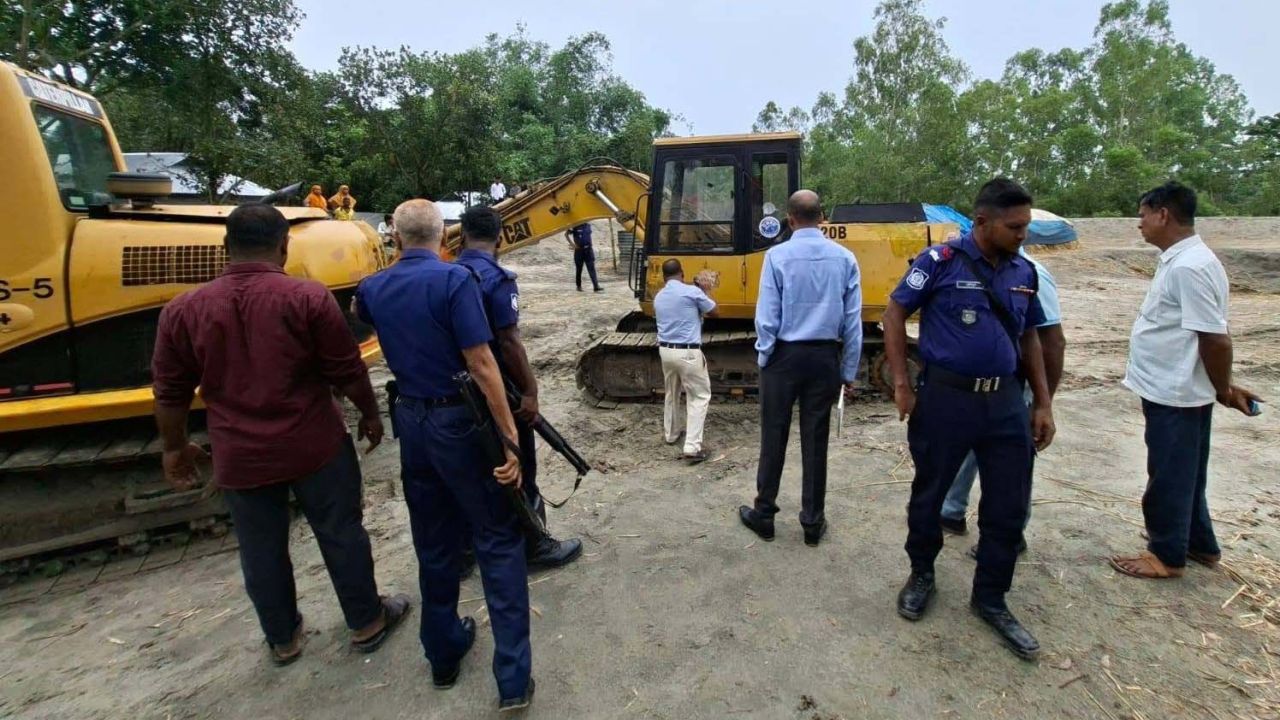 শেরপুরে অবৈধ বালু উত্তোলনের বিরুদ্ধে জেলা প্রশাসনের অভিযান