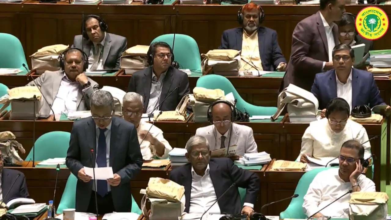 সংসদে প্রস্তাবিত বাজেট উত্থাপন করছেন অর্থমন্ত্রী