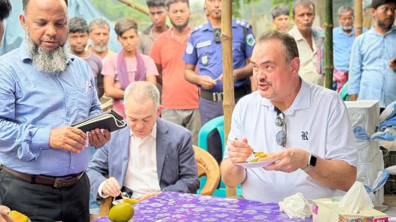 বানেশ্বর হাট ঘুরে রাজশাহীর আমের স্বাদ নিলেন মার্কিন রাষ্ট্রদূত