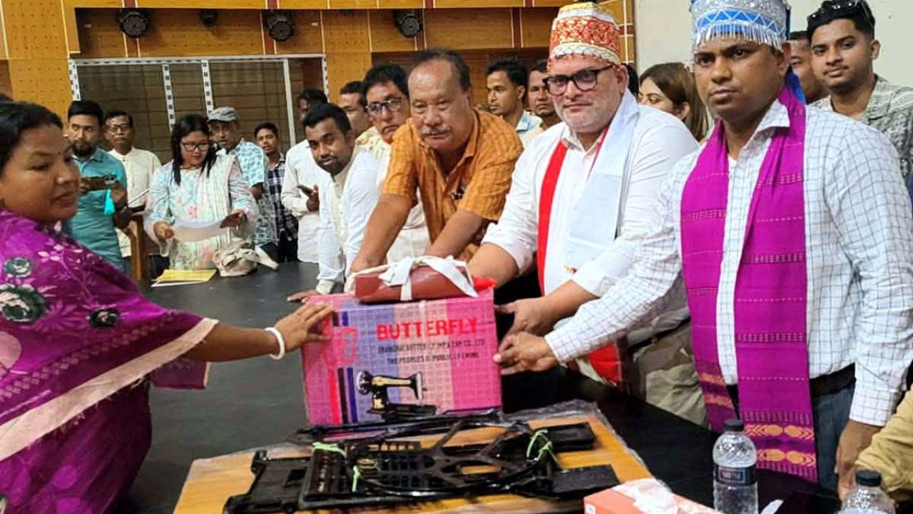 নালিতাবাড়ীতে শিক্ষাবৃত্তি, বাইসাইকেল ও সেলাই মেশিন বিতরণ