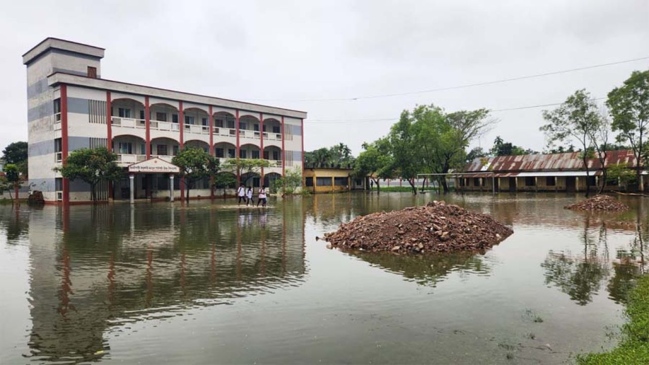 ঝিনাইগাতী সামান্য বৃষ্টিতেই বিদ্যালয়ের মাঠে পানি