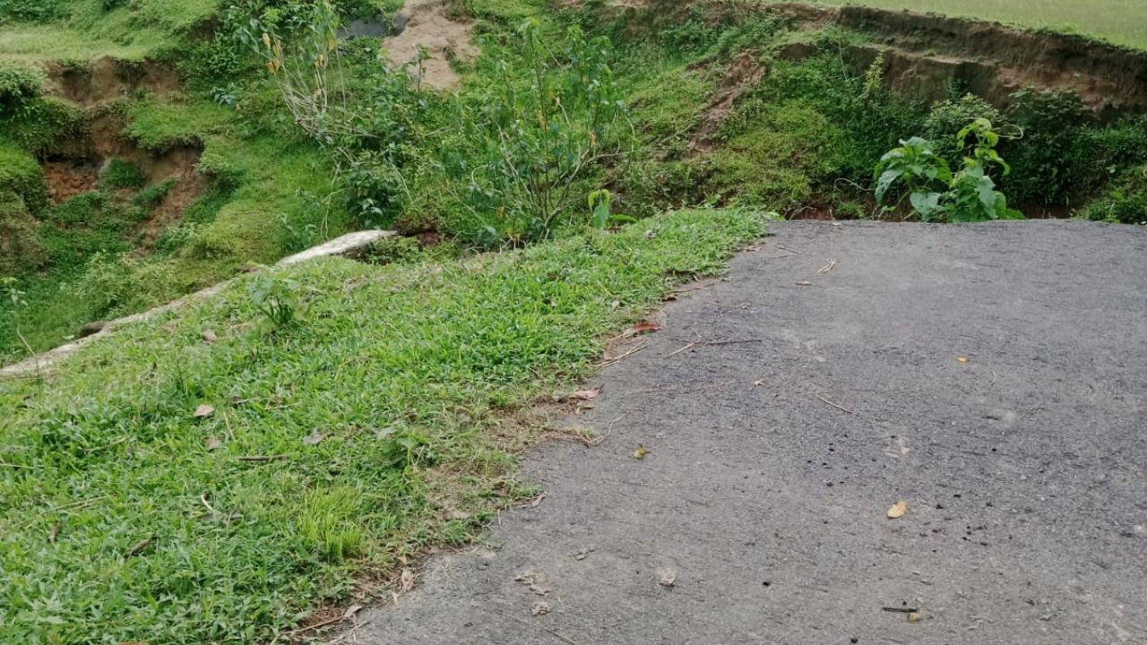 নালিতাবাড়ীতে পাহাড়ী ঢলে পাকা রাস্তা ভেঙে বাতকুচি গ্রাম বিচ্ছিন্ন, হাজারও মানুষের দুর্ভোগ