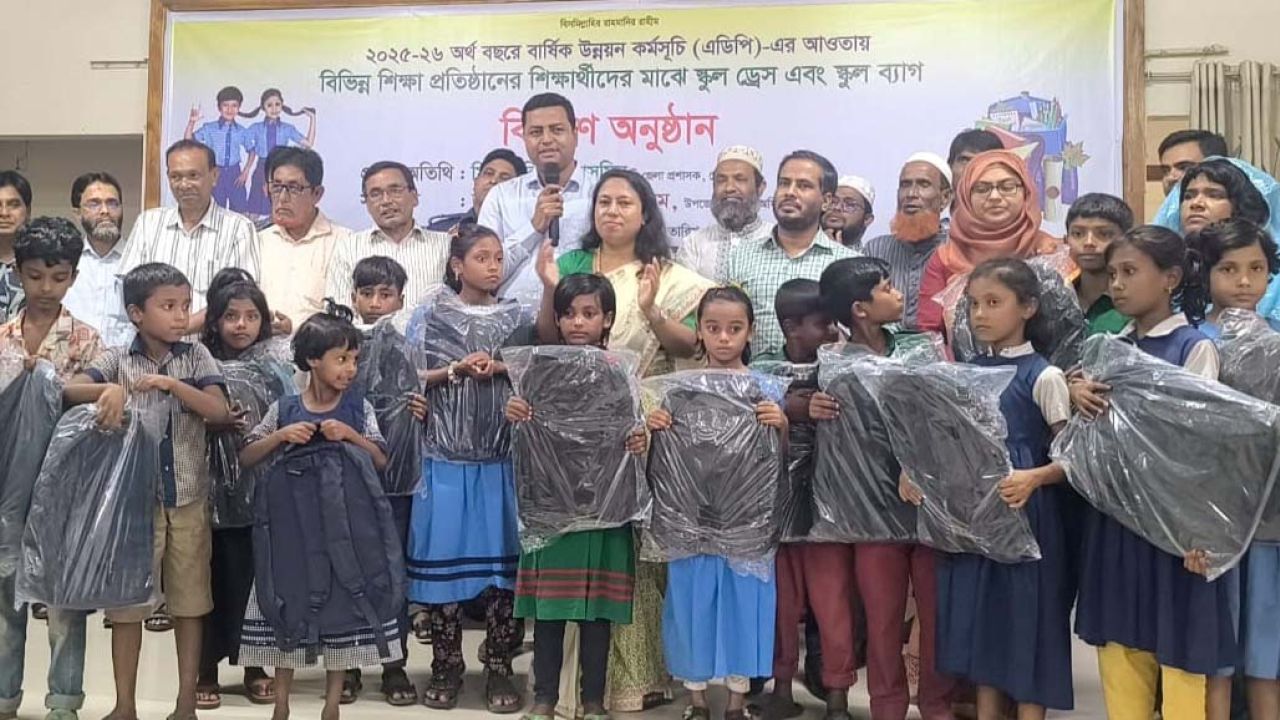 শিক্ষার্থীদের ঝরে পড়া রোধে নকলায় স্কুল ড্রেস ও ব্যাগ বিতরণ
