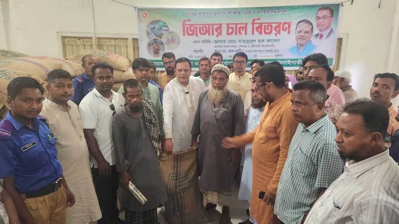 ঝিনাইগাতীতে বন্যায় ক্ষতিগ্রস্ত ৮০০ পরিবার পেল ২০ মেট্রিক টন জিআর চাল