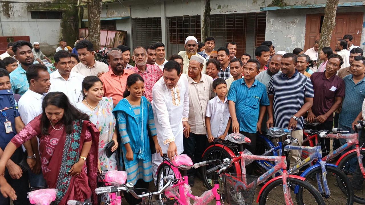 শ্রীবরদীতে ক্ষুদ্র নৃগোষ্ঠী শিক্ষার্থীদের মাঝে শিক্ষাবৃত্তি ও বাইসাইকেল বিতরণ