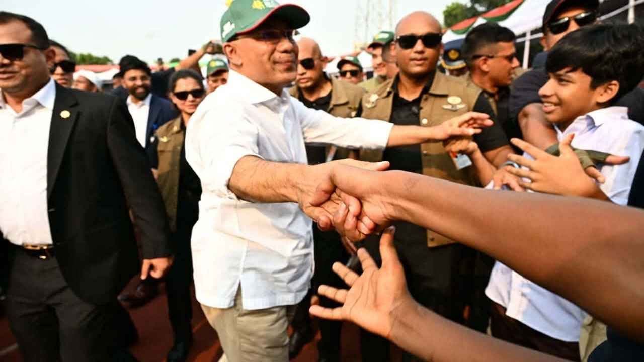 প্রধানমন্ত্রীকে দেখতে শিশুদের &lsquo;ভোঁ দৌড়&rsquo;, মাঠজুড়ে বাঁধভাঙা উল্লাস