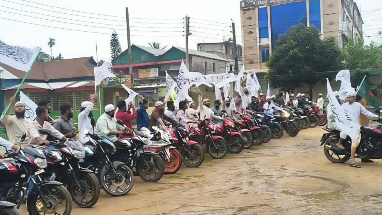নালিতাবাড়ীতে কালিমার পতাকা নিয়ে তরুণদের মোটরসাইকেল শোভাযাত্রা