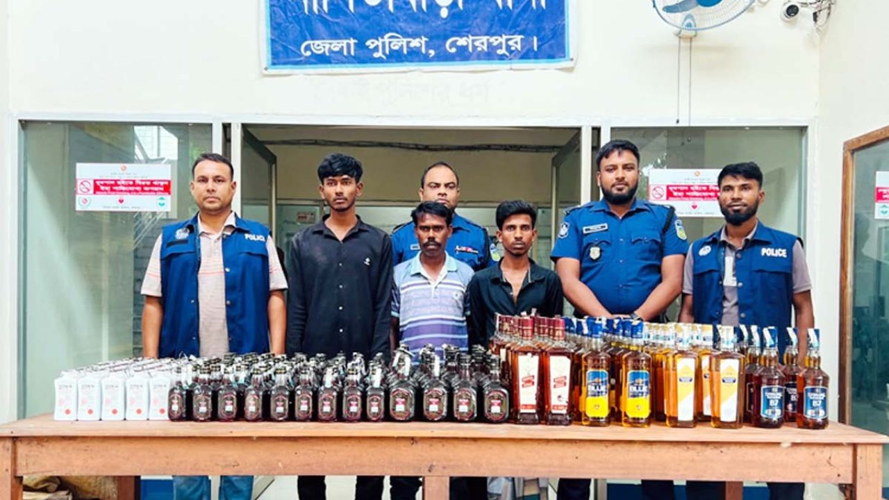 নালিতাবাড়ীতে ২৭৩ বোতল ভারতীয় মদসহ গ্রেফতার ৩