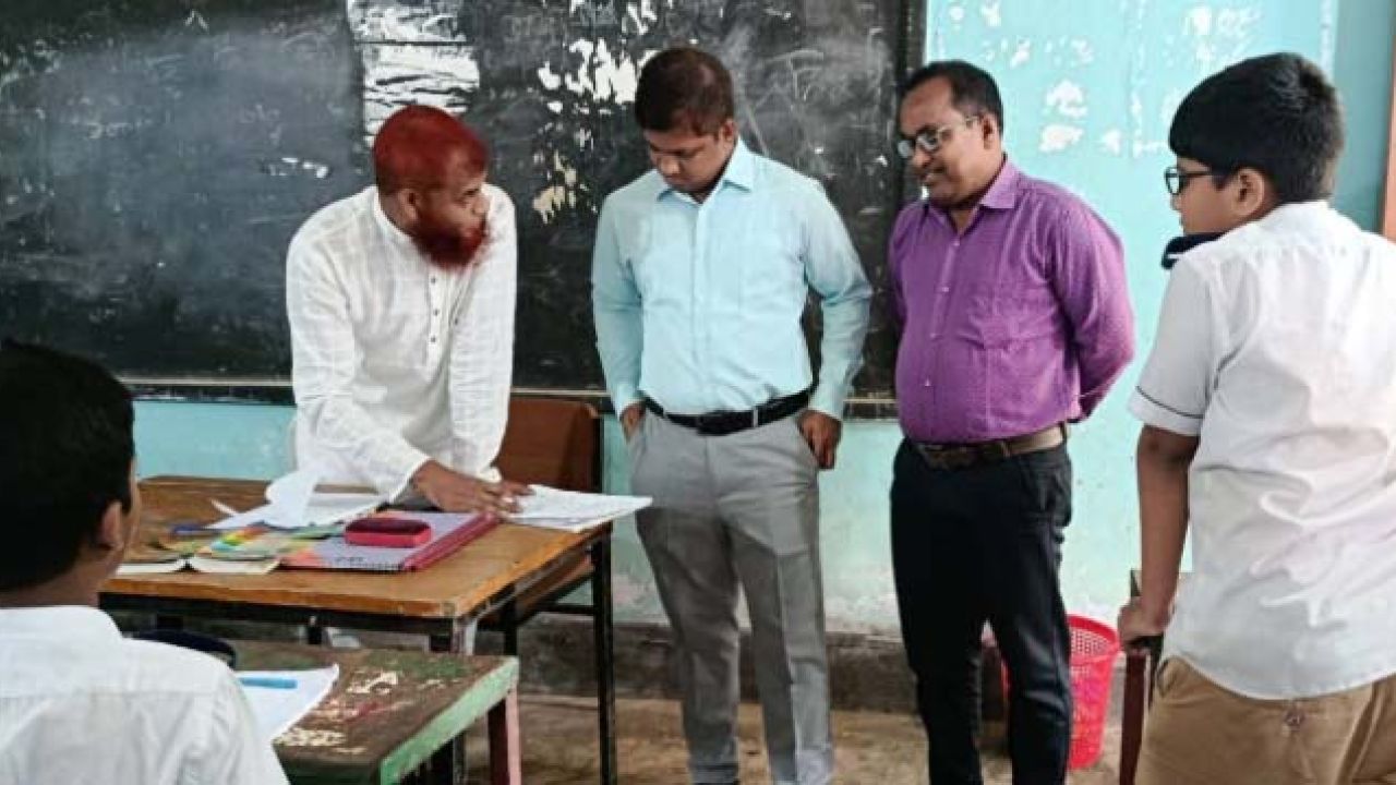 নালিতাবাড়ীর তারাগঞ্জ পাইলট উচ্চ বিদ্যালয়ে আকস্মিক পরিদর্শনে ইউএনও