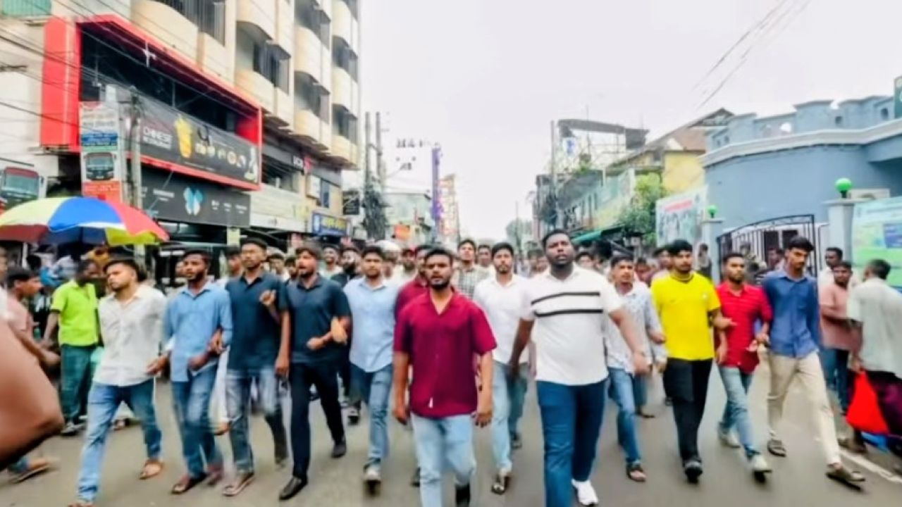 শেরপুরে নিষিদ্ধ ঘোষিত আ’লীগের নাশকতা চেষ্টার প্রতিবাদে ছাত্রদলের বিক্ষোভ মিছিল