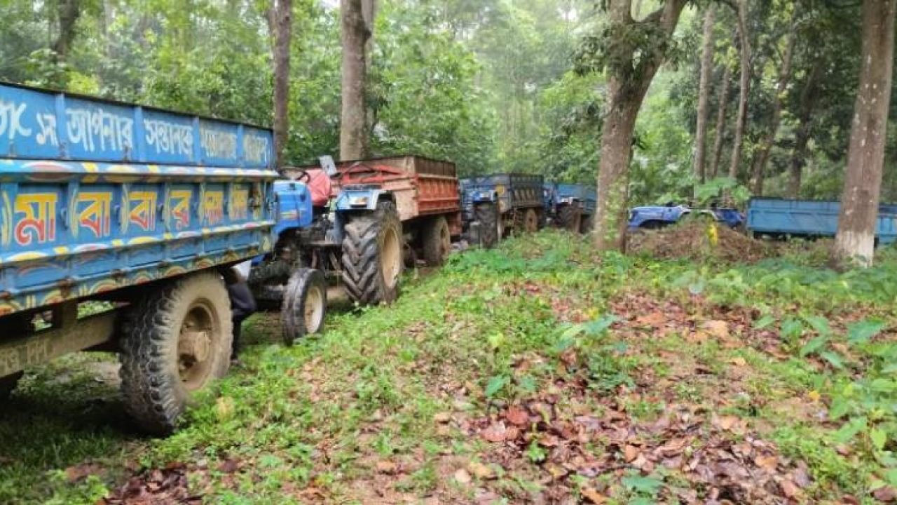 ঝিনাইগাতীতে  অবৈধ বালুসহ  ৬টি মহেন্দ্র ট্রাক আটক