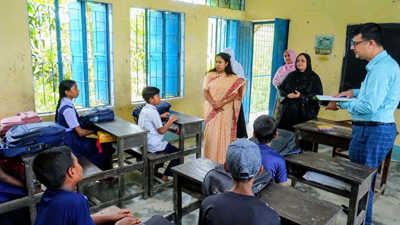 শেরপুরে নবীনগর সরকারি প্রাথমিক বিদ্যালয় পরিদর্শন করলেন জেলা প্রশাসক