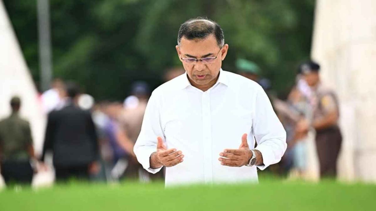 দেশে ফিরেই বাবা-মায়ের কবর জিয়ারত করলেন প্রধানমন্ত্রী