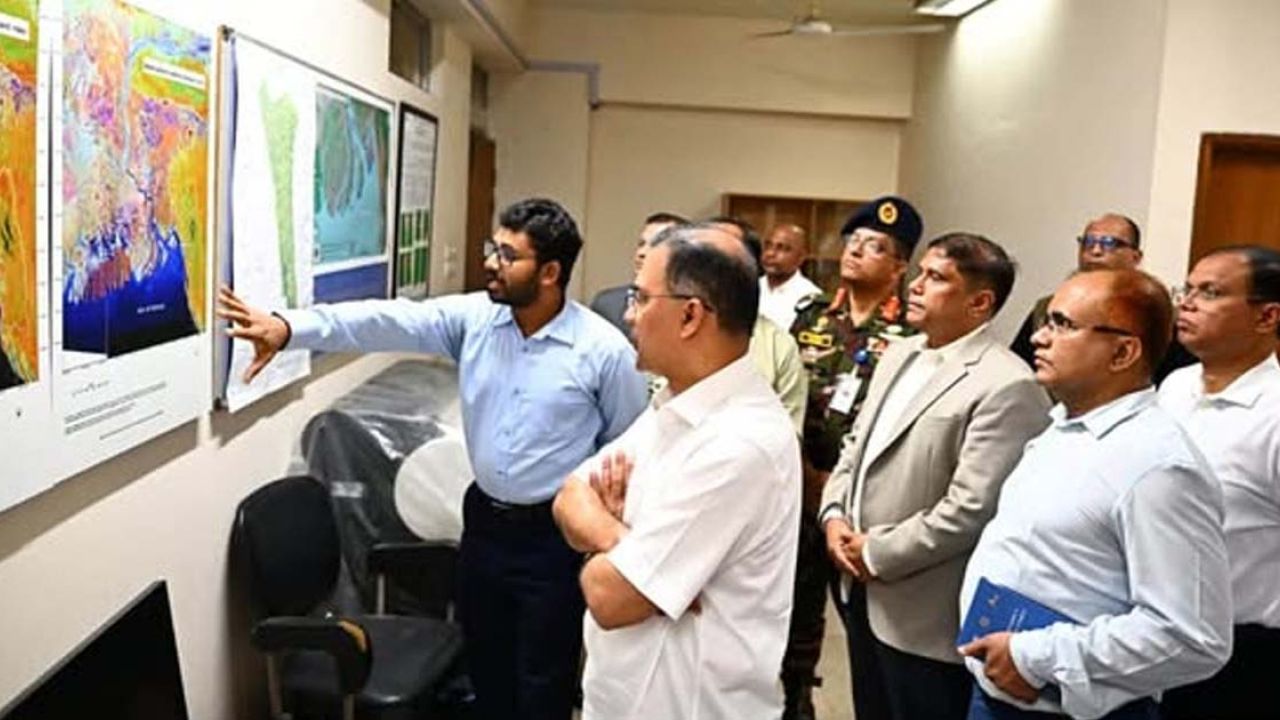 মহাকাশ গবেষণা প্রতিষ্ঠান ‘স্পারসো’ আকস্মিক পরিদর্শনে প্রধানমন্ত্রী