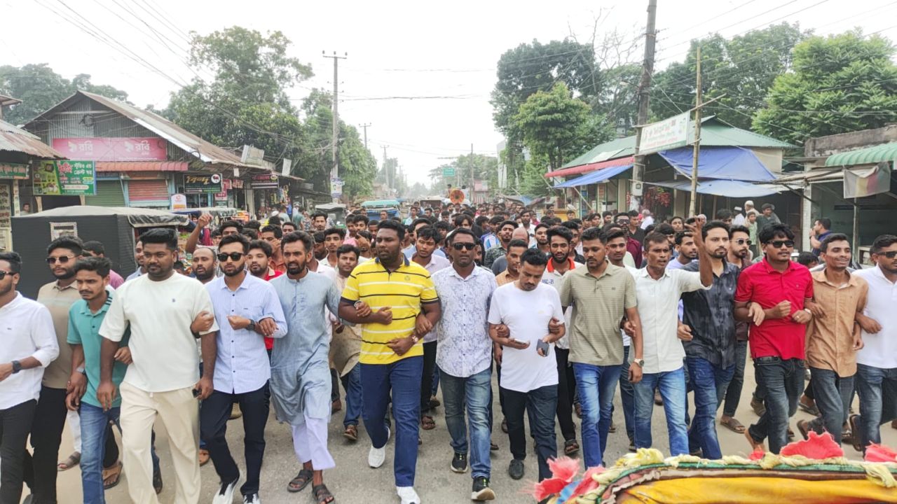 নালিতাবাড়ীতে নিষিদ্ধ সংগঠনের অপতৎপরতার বিরুদ্ধে যুবদল-ছাত্রদলের বিক্ষোভ মিছিল