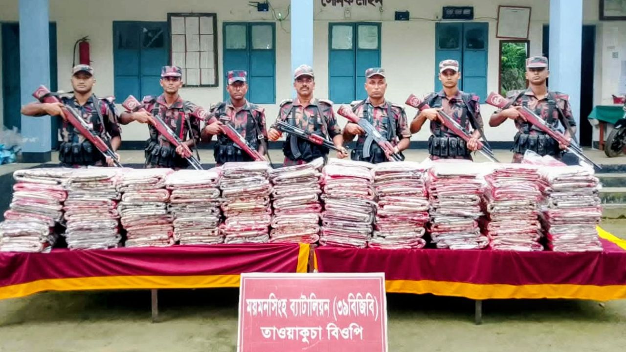 শ্রীবরদী সীমান্তে ভারতীয় শাড়ি জব্দ