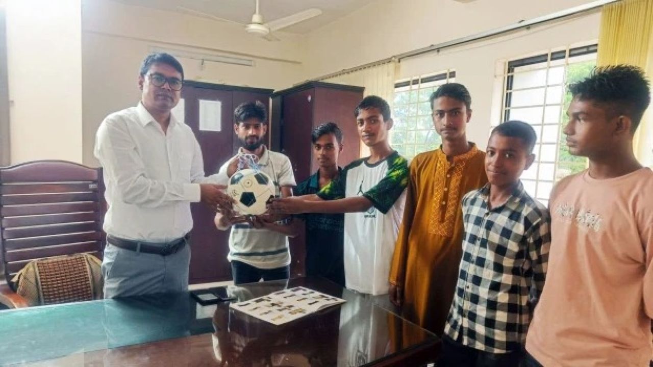 ঝিনাইগাতীতে খুদে শিক্ষার্থীদের ফুটবল উপহার দিলেন ইউএনও