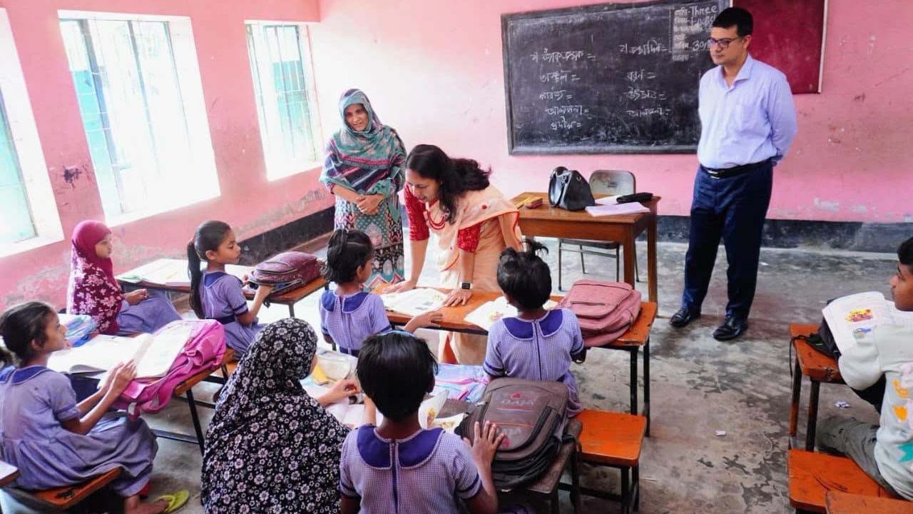 শেরপুরে প্রাথমিক বিদ্যালয় পরিদর্শন ও ক্রীড়াসামগ্রী বিতরণ