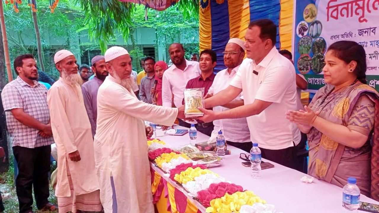 শ্রীবরদীতে কৃষকদের মাঝে বিনামূল্যে বীজ ও সার বিতরণ
