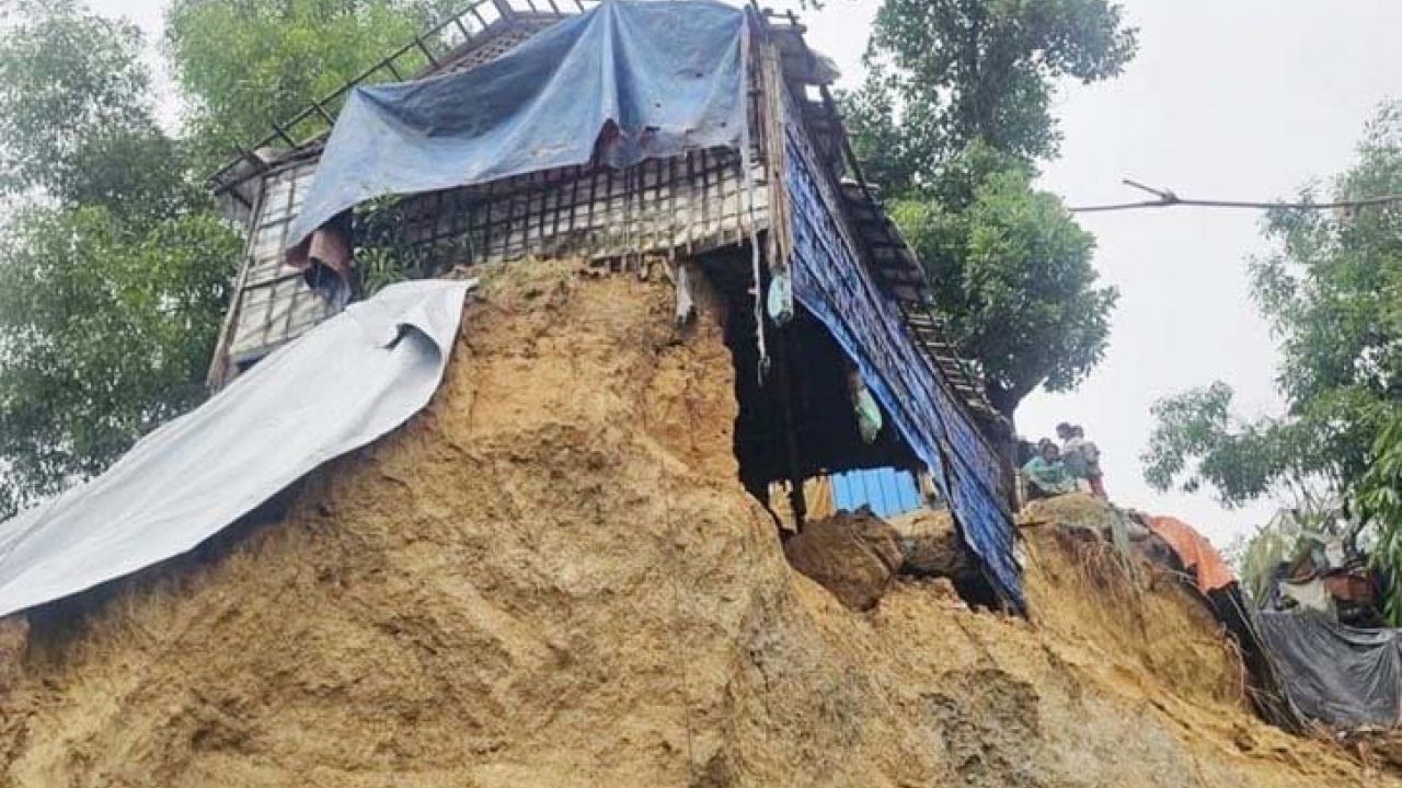 কক্সবাজারে পাহাড় ধসে ৮ জনের মৃত্যু