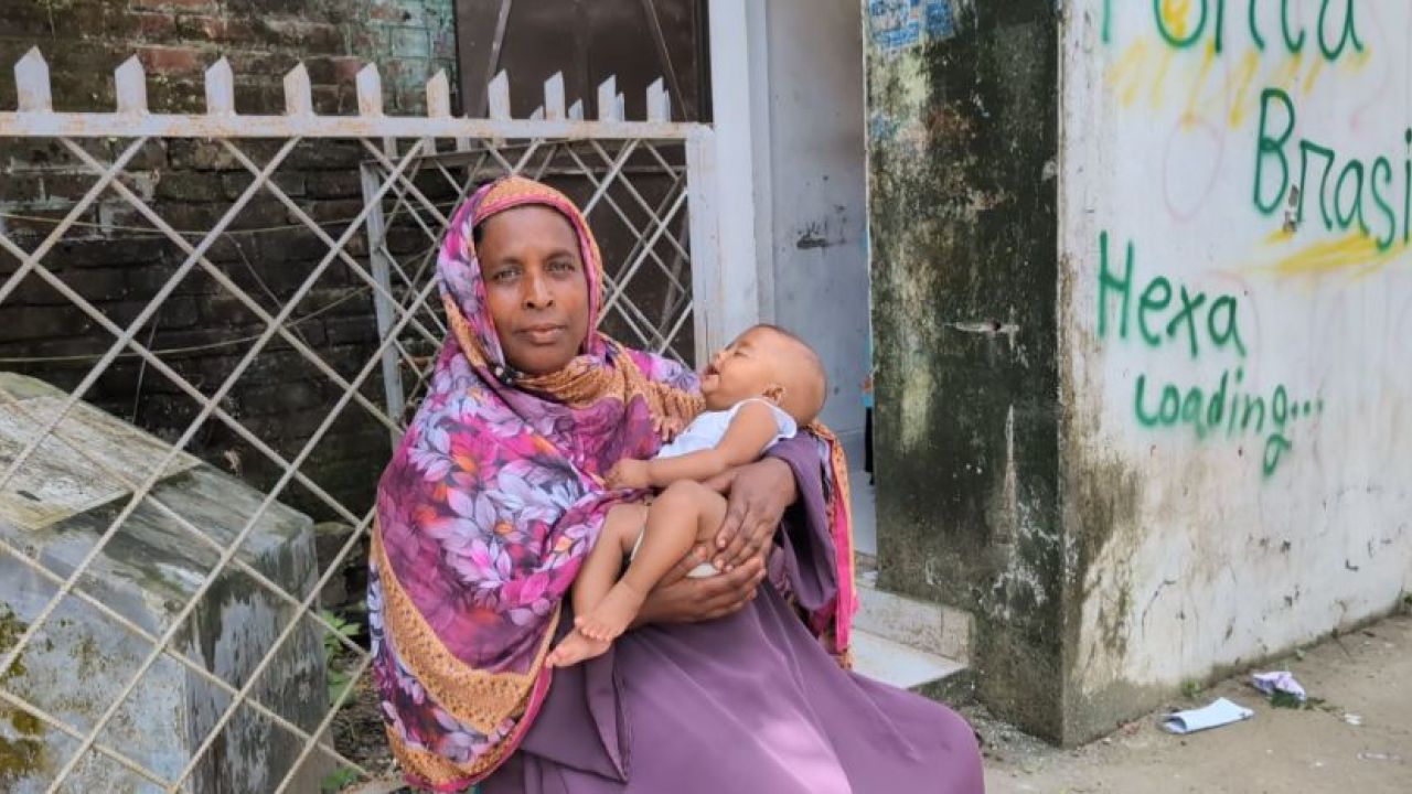 তিন মাসের শিশুকে শাশুড়ির কোলে রেখে এইচএসসি পরীক্ষা দিচ্ছেন পুত্রবধূ
