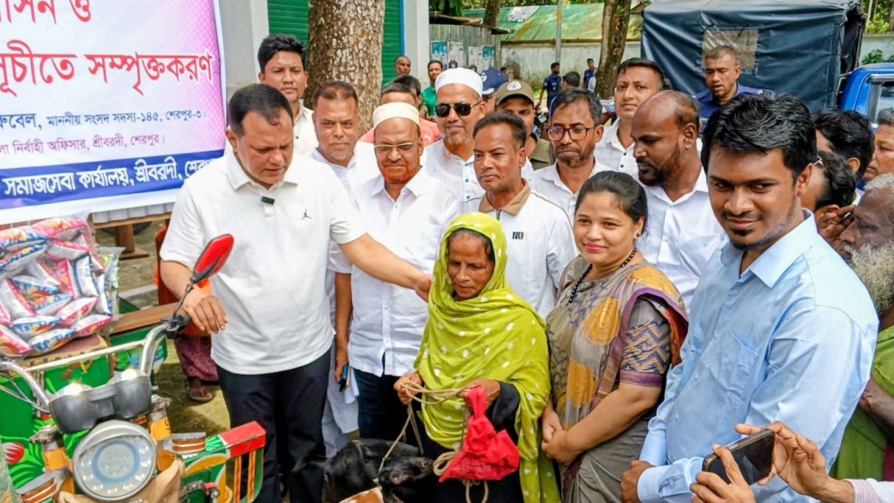 শ্রীবরদীতে ৫  ভিক্ষুক পেলেন টং দোকান