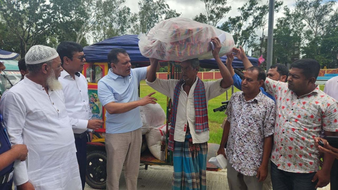 ঝিনাইগাতীতে দোকানের জন্য মনিহারি পণ্য পেলেন তিন ভিক্ষুক