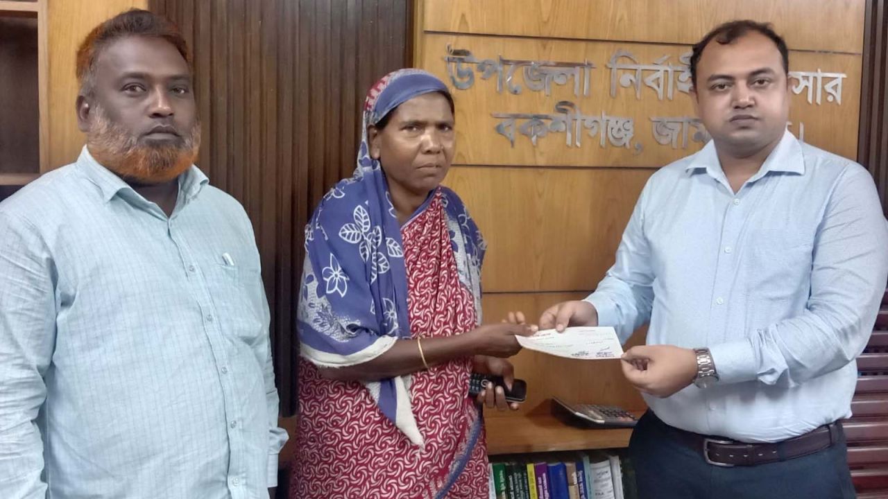বকশীগঞ্জে বন্য হাতির আক্রমণে নিহত পরিবারকে চেক প্রদান
