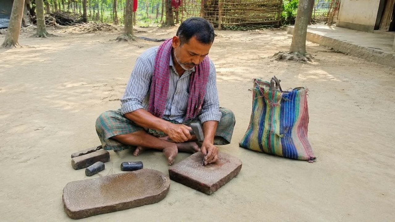 শেরপুরে এখনো টিকে আছে শিলপাটার ব্যবহার