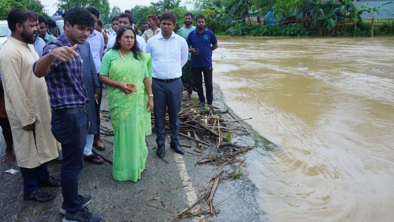 চেল্লাখালি নদীর মোহনা অংশ পরিদর্শনে জেলা প্রশাসক