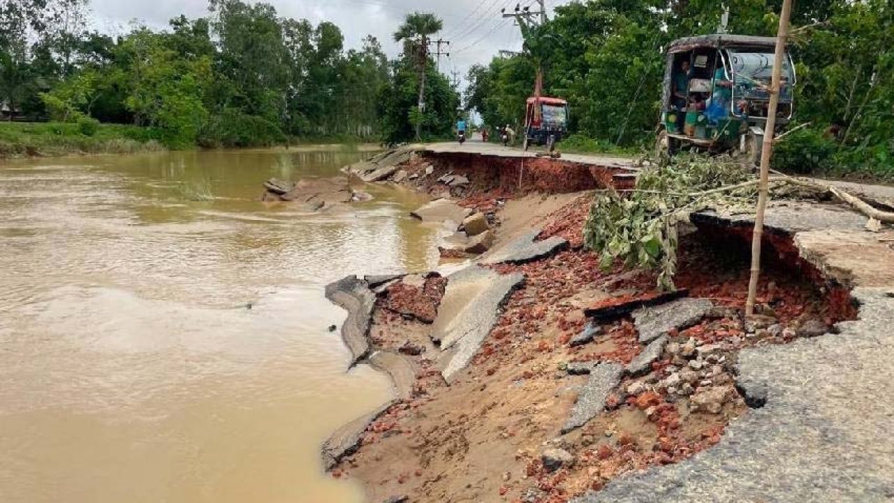 পাহাড়ি ঢলে নদীগর্ভে বিলীন ১০০ মিটার সড়ক