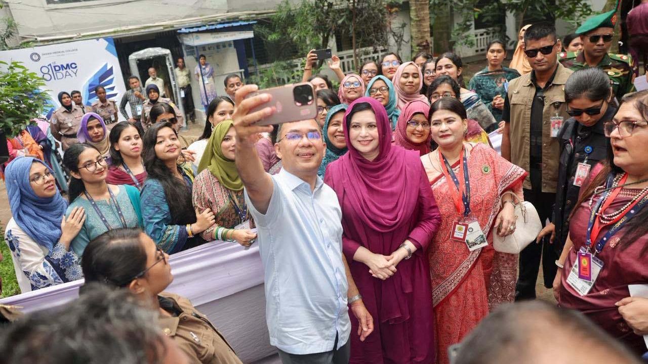 ডিএমসিতে শিক্ষার্থীদের সঙ্গে স্ত্রীসহ সেলফিতে প্রধানমন্ত্রী