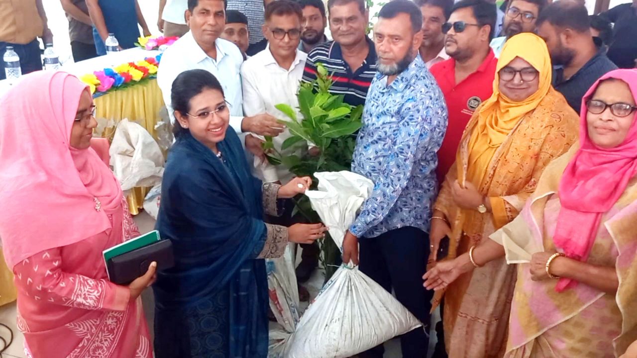 শেরপুরে কৃষকদের মাঝে বিনামূল্যে গাছের চারা, সার ও বীজ বিতরণ