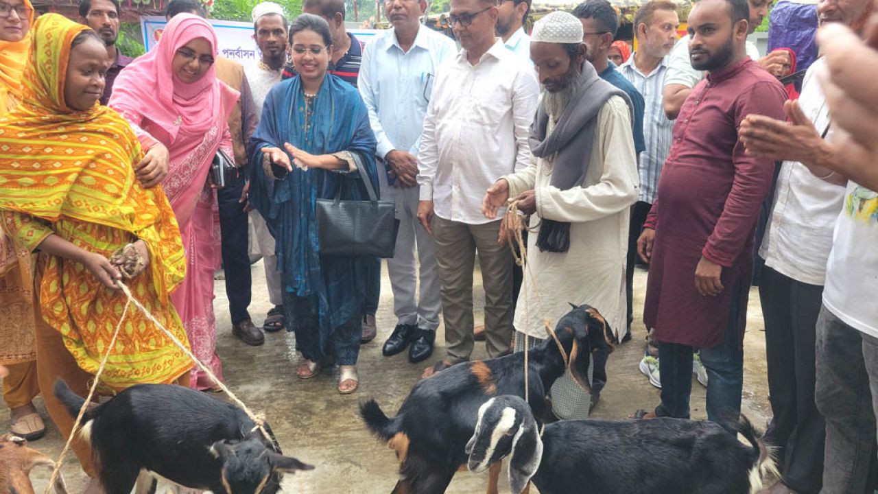 শেরপুরে ১৩ ভিক্ষুক পেল মুদি দোকানী সামগ্রী, কাঁচামাল সামগ্রী ও ছাগল